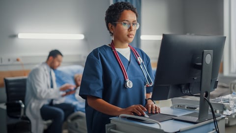 femme médecin à l'ordinateur