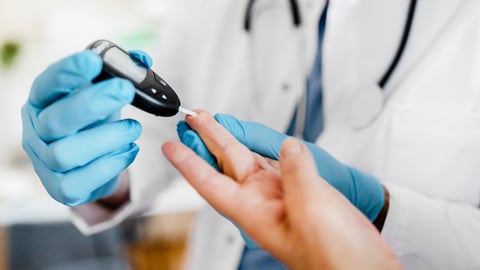 un médecin fait un test à une personne diabétique
