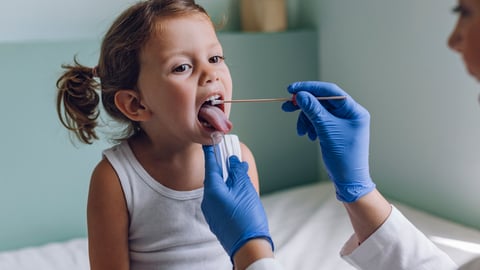 une enfant passe un test de dépistage pour son mal de gorge