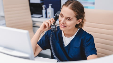 Infirmière au téléphone