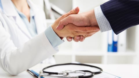 Médecin serrant la main d'un gestionnaire de la santé