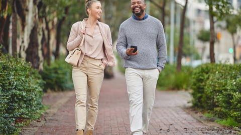 Un couple marche à l'extérieur.