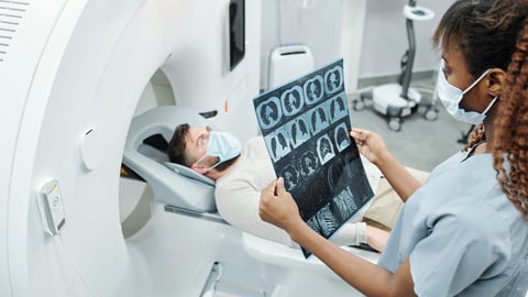 Patient sur le point de passer une radio pour un diagnostic de cancer.