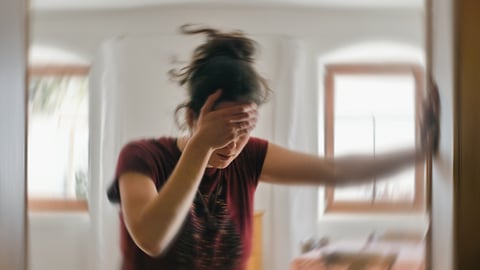 Une femme a des étourdissements à la maison.