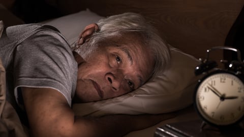 Un homme fait de l'insomnie.