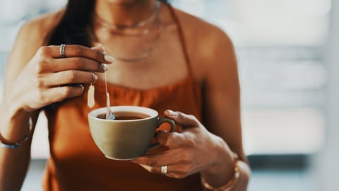 Boire du thé serait bénéfique pour la santé.