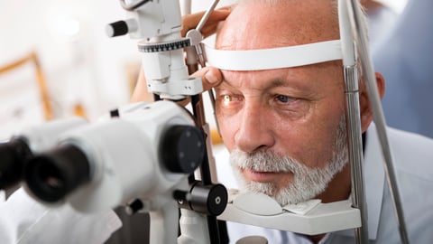 Examen ophtalmologique personne âgée
