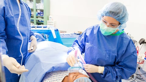 Une équipe d'anesthésistes.