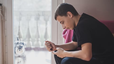 Adolescent diabétique en train de tester sa glycémie