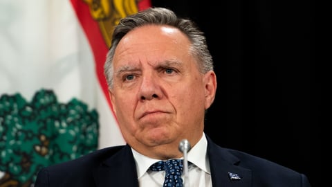 Le premier ministre du Québec, François Legault, écoute les questions d'un journaliste lors d'une conférence de presse à Ottawa, le mardi 7 février 2023. (Photo Spencer Colby/PC)