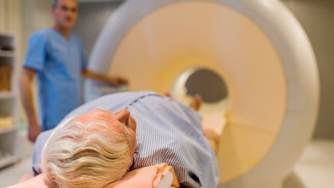 Homme âgé sur le point de passer une IRM pour surveiller un cancer de la prostate.