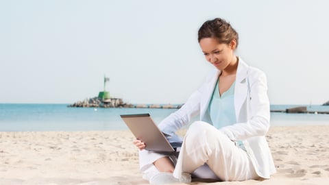 Médecin en téléconsultation sur la plage