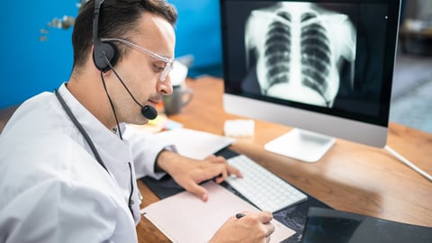 Médecin examinant une radio des poumons.