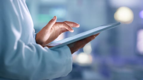 Un professionnel de la santé consulte sa tablette.