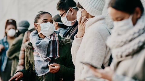 Personnes portant un masque dans la rue