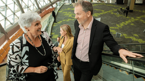 Le ministre fédéral de la Santé, Mark Holland, et la présidente de l’AMC, la Dre Kathleen Ross, lors du Sommet de l’AMC sur la santé de 2023. (Photo John Packman via l’AMC)
