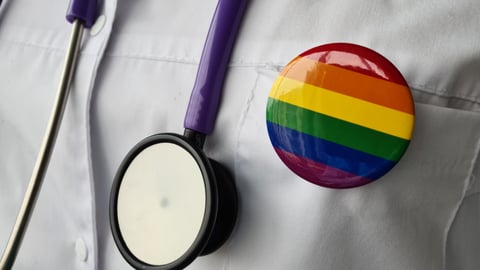 Médecin arborant un arc-en-ciel symbole de la communauté LGBTQ2S+