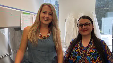 Simona Stäger (gauche) et Liseth Carmona Perez (droite) dans leur laboratoire de l’INRS. Photo : Sharada Swaminathan