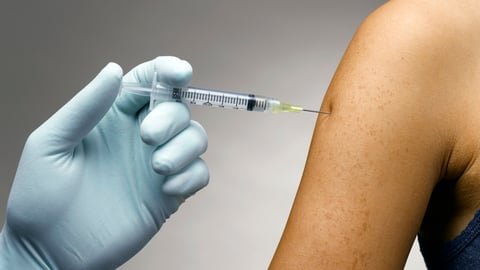 Une personne reçoit un vaccin dans un bras.