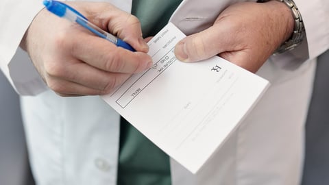 Médecin rédigeant une ordonnance