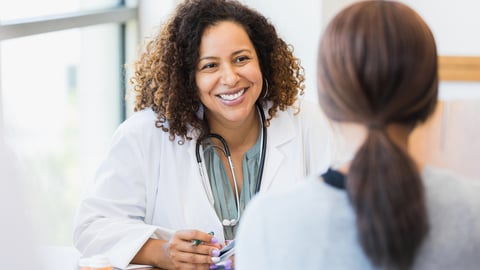 médecin discutant avec une patiente