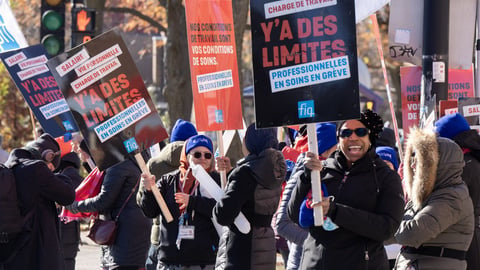 Une photo des membres de la Fédération interprofessionnelle de la santé (FIQ) qui étaient en grève, devant l'Hôpital Jean-Talon à Montréal, le 8 novembre 2023. PC/Ryan Remiorz