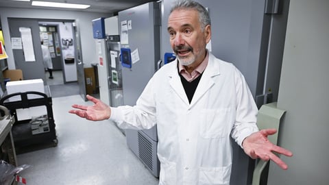 Dr Marc Germain, vice-président aux affaires médicales et à l’innovation chez Héma-Québec, fait visiter un laboratoire de l'organisme à Québec. PC/Jacques Boissinot