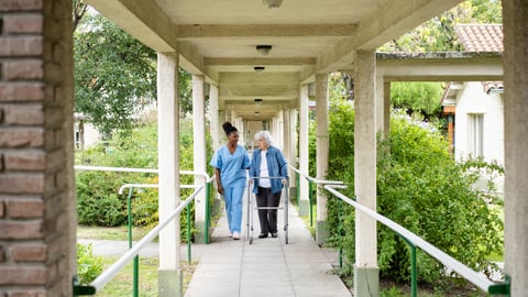 Une patiente et une infirmière se promènent.