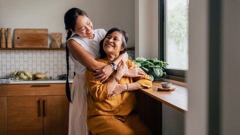 Une mère et sa fille partagent un moment de bonheur.