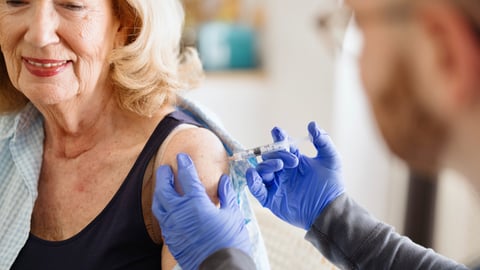 Une femme âgée se fait vacciner