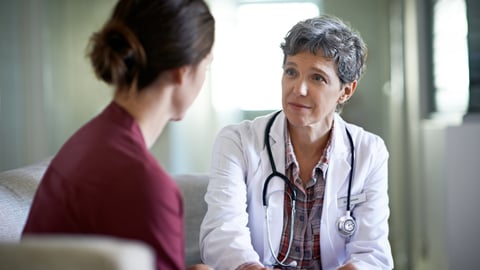 Une médecin annonce une mauvaise nouvelle à une patiente