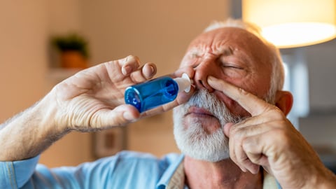 Un homme âgé utilise un spray nasal