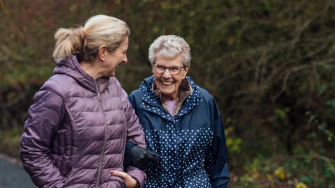 Une dame atteinte de démence se promène avec sa fille