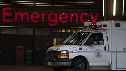 Une ambulance passe devant l'entrée des urgences de l'hôpital général de Vancouver en Colombie-Britannique. PC/Jonathan Hayward