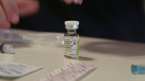 Un flacon de testostérone est préparé pour injection. (AP Photo/Laura Bargfeld, archives)