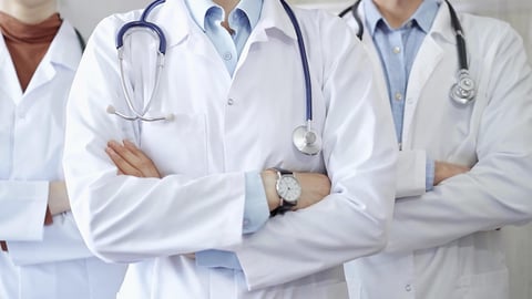 Médecins aux bras croisés