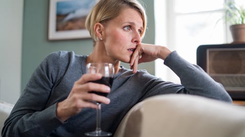 Une femme avec un verre d'alcool