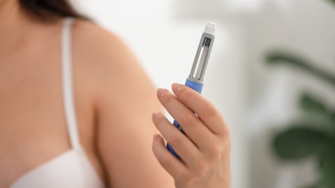 Une femme tient un stylo Ozempic dans sa main