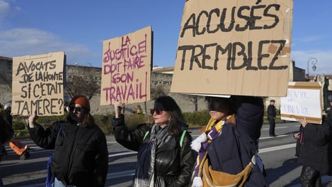 Des manifestants tiennent des affiches lors d'une manifestation pour le droit des femmes à Avignon, en France, le 14 décembre 2024. AP/Aurelien Morissard), 