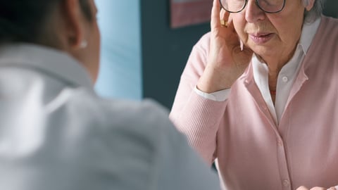 Patiente apprenant une mauvaise nouvelle de son médecin