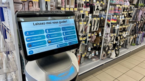 Le robot Nova accueille les clients au Jean Coutu de Laval (Anaïs Bouitcha)