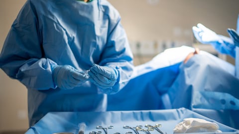 Un chirurgien prépare son matériel