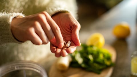 Une personne prend des compléments alimentaires