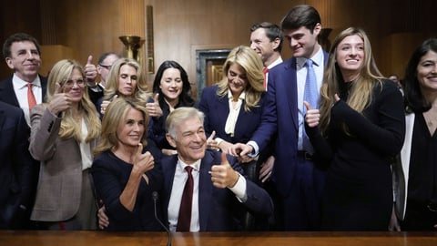 Le Dr Mehmet Oz, choisi par le président Donald Trump pour diriger les Centers for Medicare and Medicaid Services, assis à droite, lève le pouce aux côtés de sa femme Lisa Oz, assise à gauche, avec des amis et des membres de sa famille après avoir témoigné lors de son audition de confirmation devant la commission des finances du Sénat, au Capitole à Washington, le vendredi 14 mars 2025. (AP Photo/Ben Curtis)
