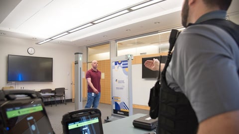 Des membres de l'équipe de sécurité du Centre des sciences de la santé de London font une démonstration du nouveau système de détection d'armes par IA pour le service des urgences. LA PRESSE CANADIENNE/Photo fournie par le Centre des sciences de la santé de London