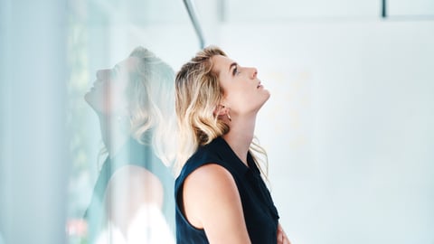 Une femme se sent irritable et anxieuse.