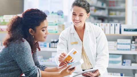 Une pharmacienne et une patiente