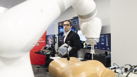 Le Centre supérieur de performance chirurgicale et de robotique (SuPER) met la robotique et l’IA au service de nombreuses disciplines médicales, qu'il s'agisse de la cardiologie, de la radiologie ou de multiples formes de chirurgie. Sur la photo, le robot Terry Sarcobot peut sectionner un os avec une précision incomparable. CP/Christinne Muschi