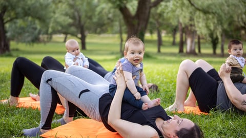 Un groupe de mère font de l'activité physique avec leurs bébés