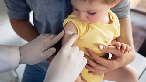Un enfant vient de se faire vacciner